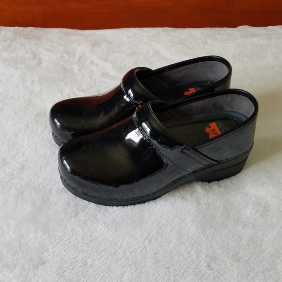 dansko clogs black patent